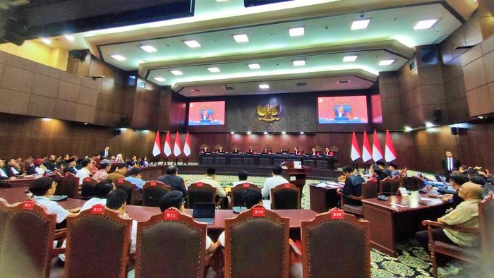 Sidang gugatan syarat pendidikan pencalonan Gibran Rakabumin Raka sebagai cawapres yang digelar di MK