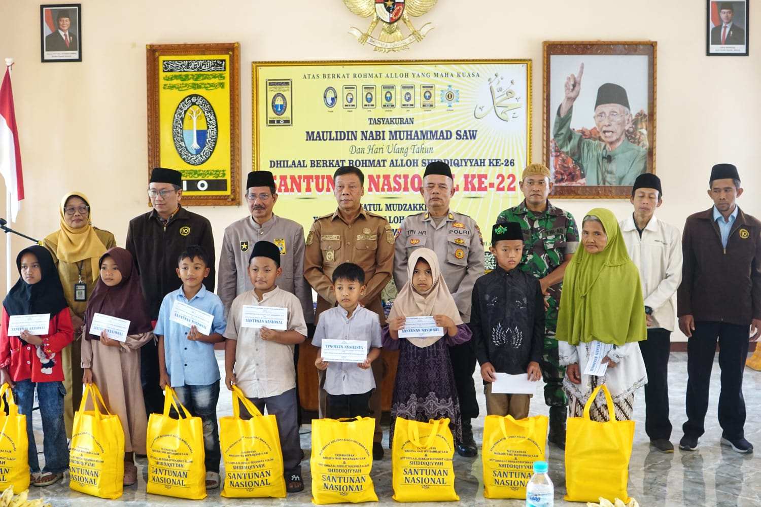 Wakil Bupati Sahid saat menghadiri sekaligus menyerahkan santunan kepada anak yatim dan masyarakat yang membutuhkan