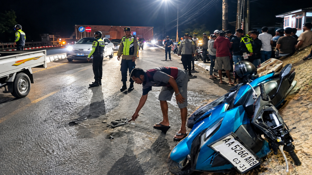 Olah TKP di Kcelakaan Truk Tabrak Motor di Salam Magelang