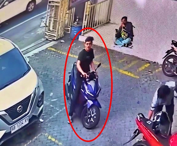 tangkapan layar video CCTV aksi pelaku membawa kabur sepeda motor dengan alasan tes drive