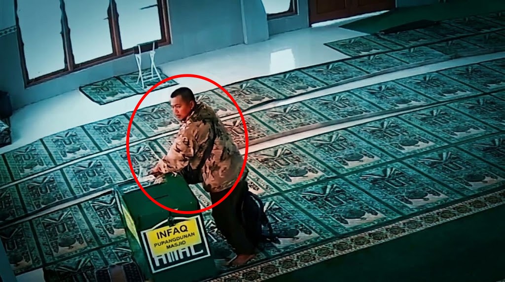 tangkapan layar video aksi pembobolan kotak amal masjid di Kaliangkrik Magelang