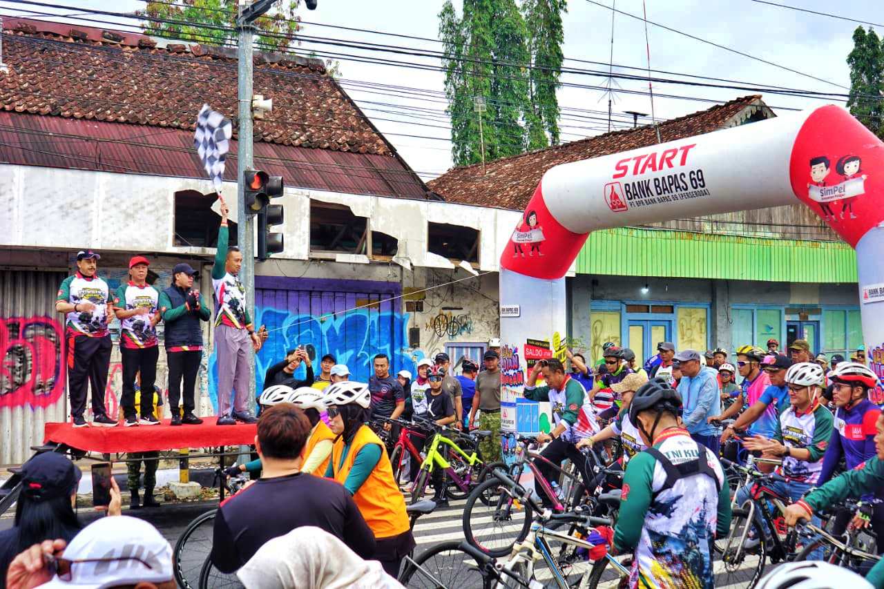 3.500 Peserta Fun Bike Ramaikan Peringatan HUT TNI Ke 81 Di Makodim Magelang