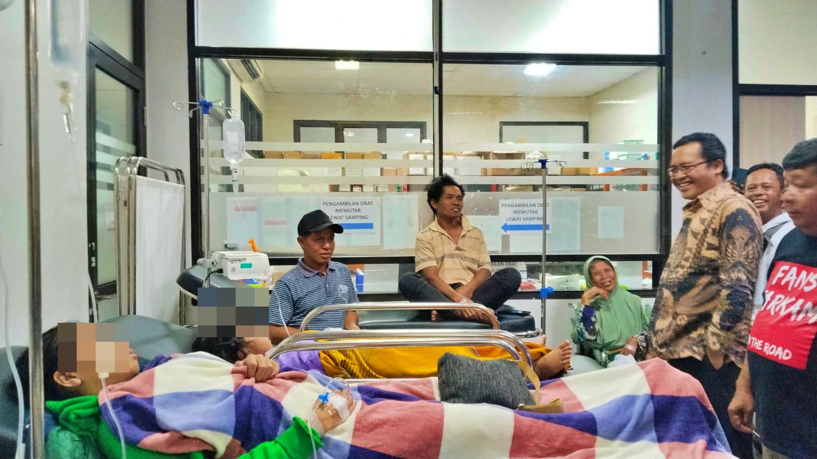 Bupati Magelang saat meninjau korban Keracunan ES Buah di RS Merah Putih