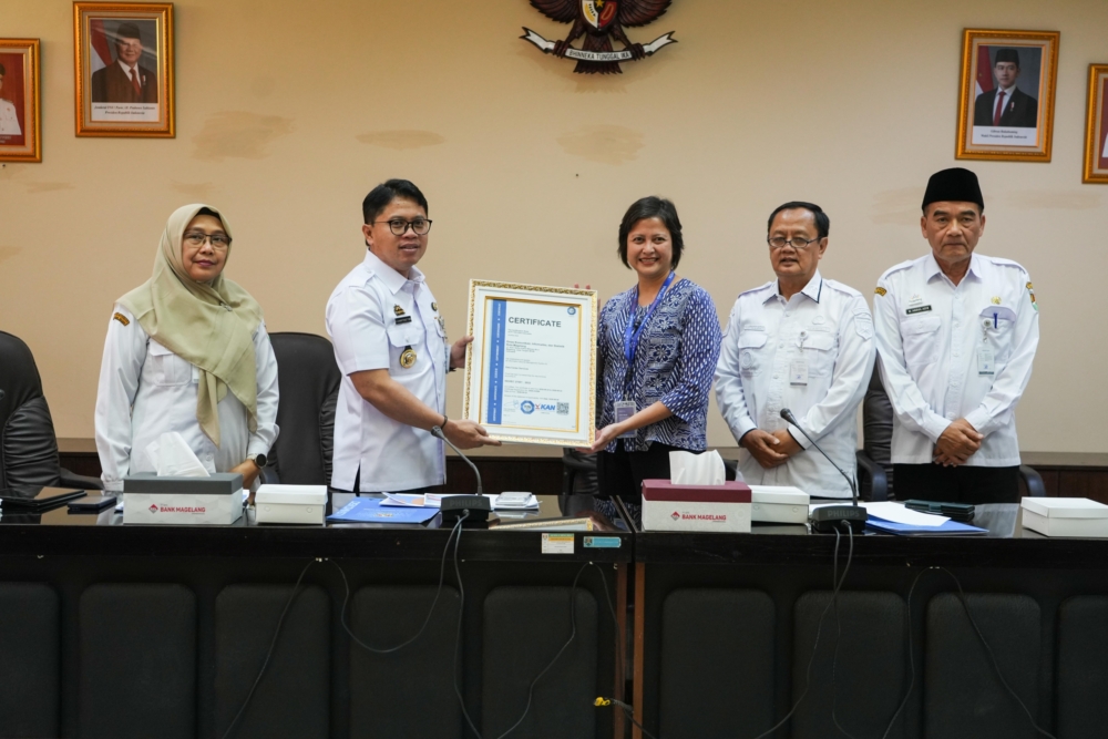 Forum Konsultasi Publik Layanan NTPD 112 sekaligus Penyerahan Sertifikat ISO/IEC 27001:2022 tentang Sistem Manajemen Keamanan Informasi (SMKI), di Ruang Rapat Lantai 2 Kompleks Pemkot Magelang, Rabu (21/10/2026). (foto: Bagian Prokompim Kota Magelang)