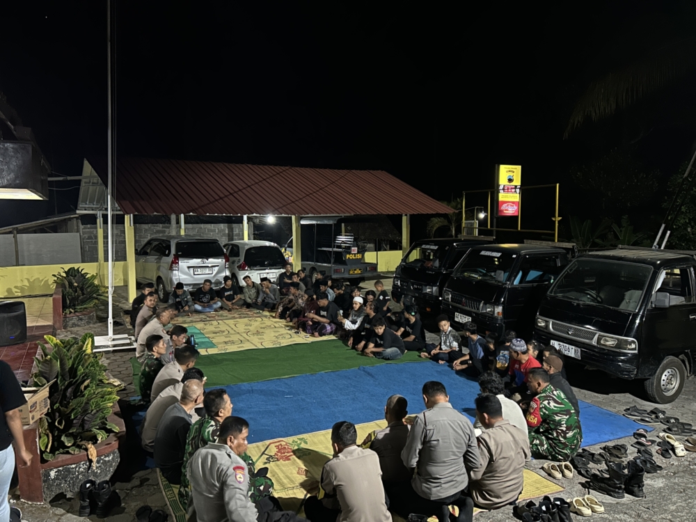 Puluhan Warga Sambak Datangi Polsek Kajoran, Syukuri Terungkapnya Kasus Penganiayaan Guru