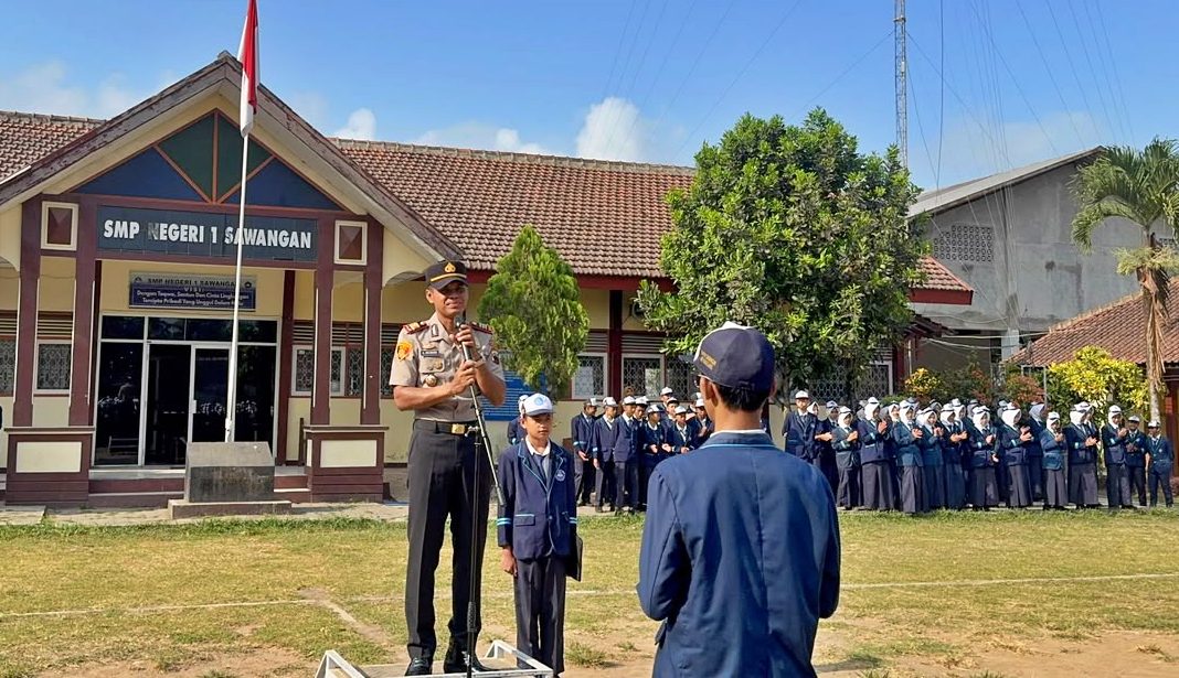 Kapolsek Sawangan Ingatkan Siswa SMP Negeri 1 Sawangan Saat Upacara Bendera