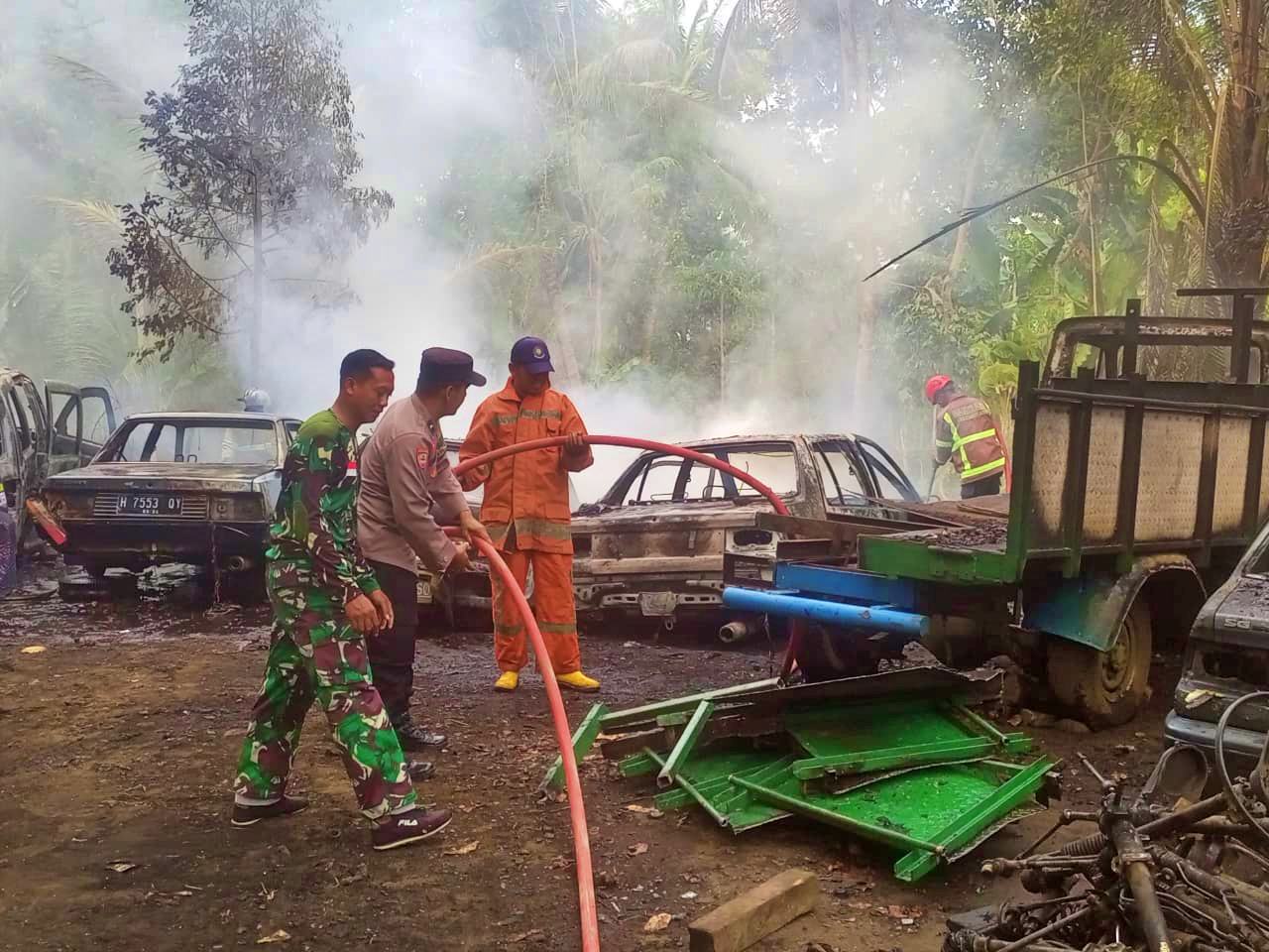 Kebakaran melanda sebuah gudang penampungan mobil bekas dan rongsok di Dusun Sigug, Desa Bumiharjo, Kecamatan Borobudur, Kabupaten Magelang, Jumat 16 Oktober 2026 Siang