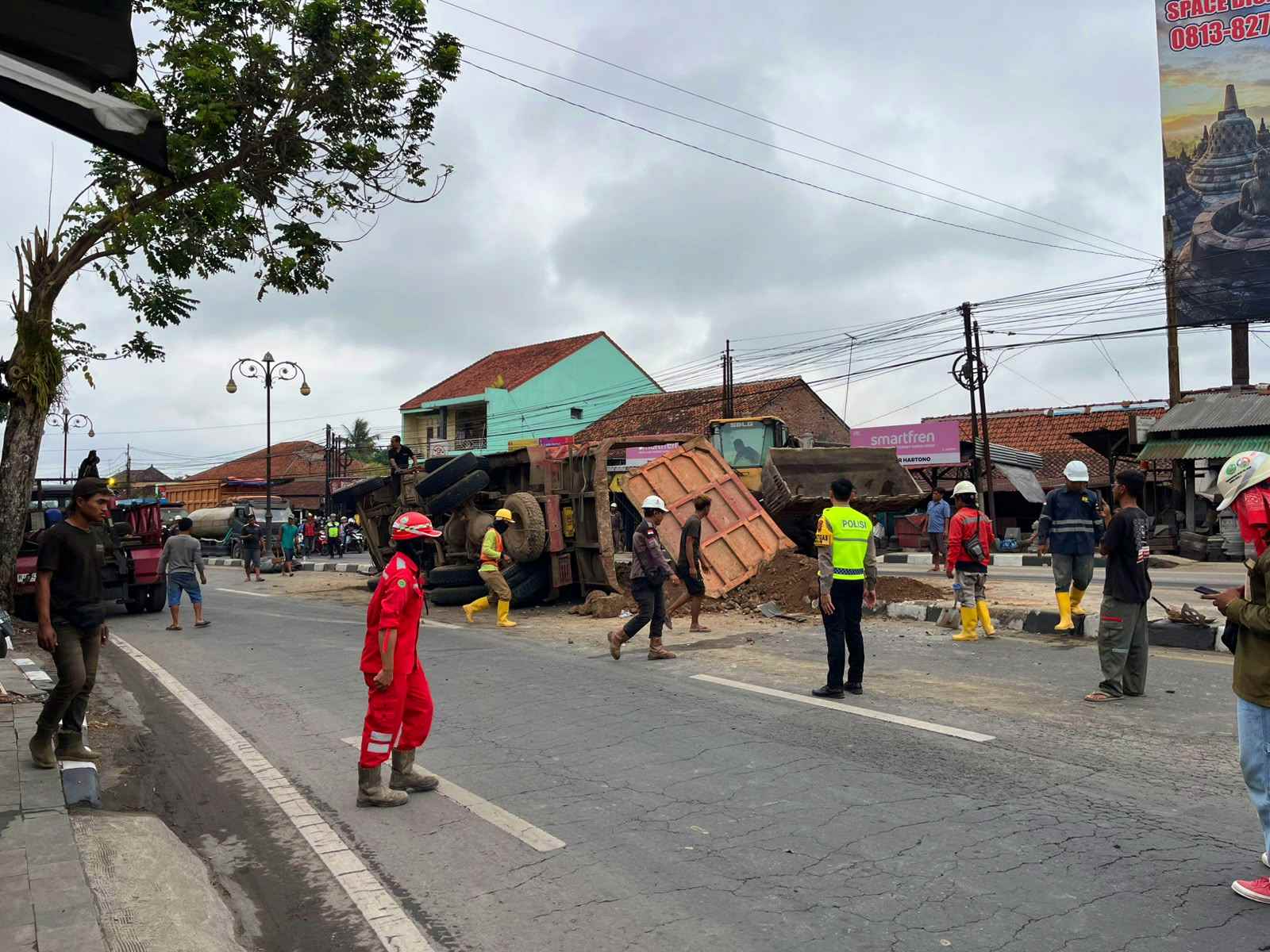 Kecelakaan Truk Muatan Urug di Muntilan