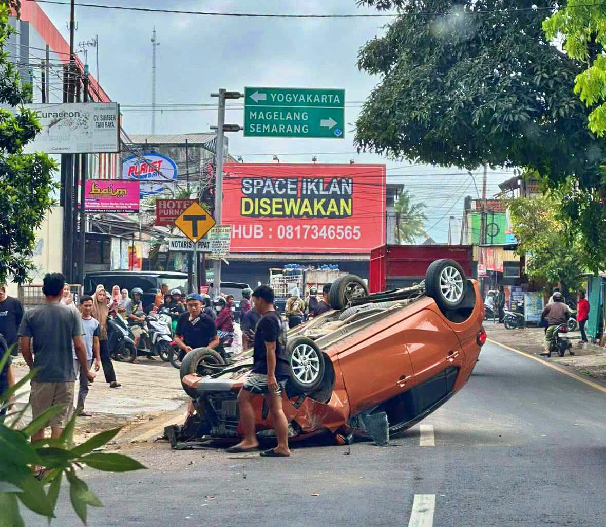 Kecelakaan Tunggal di Muntilan, Toyota Agya Tabrak Pembatas Jalan hingga Terguling