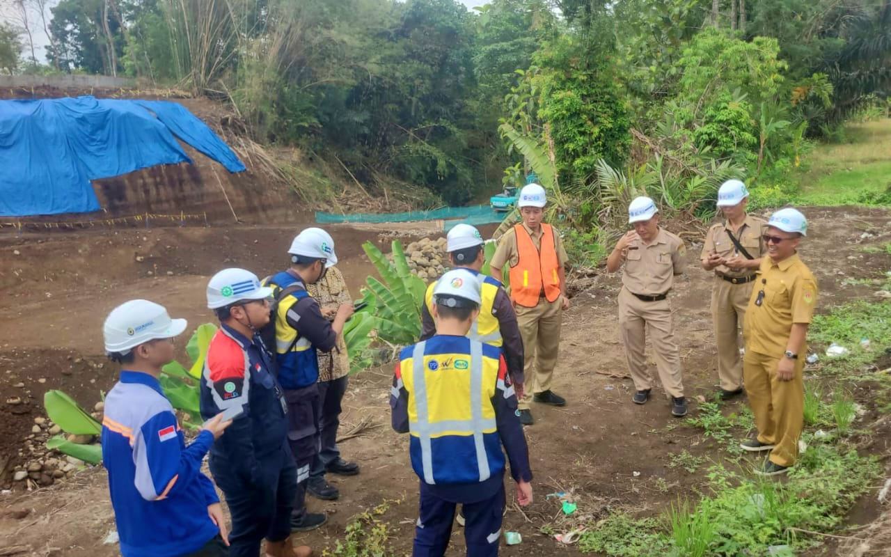 Pegawai DPUPR Kabupaten Magelang bersama tim Proyek Jalan Tol Jogja Bawen saat mengecek persiapan pembangunan jembatan