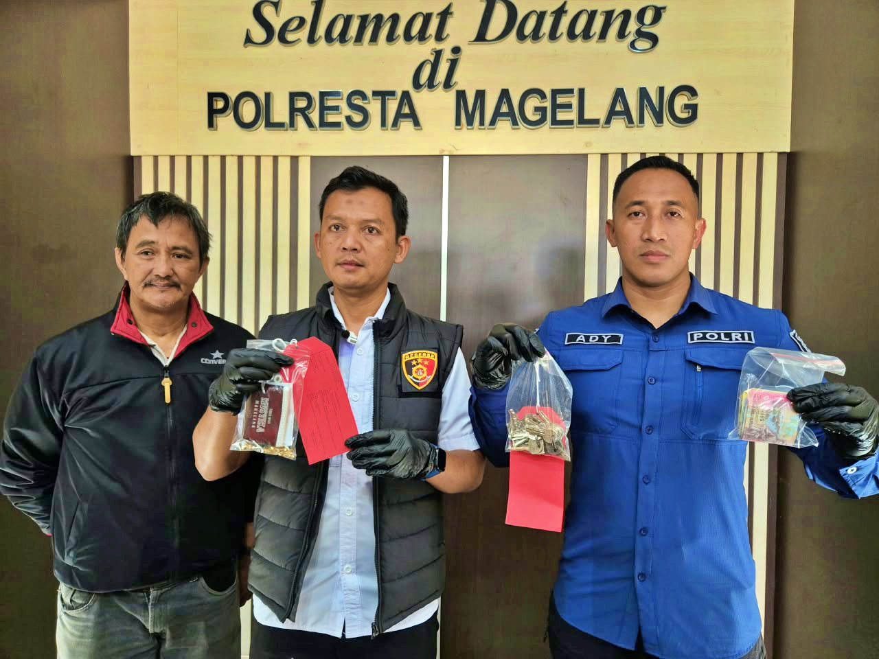 Petugas Kepolisian Polresta Magelang Tunjukan Barang Bukti Pencurian di Mertoyudan Magelang