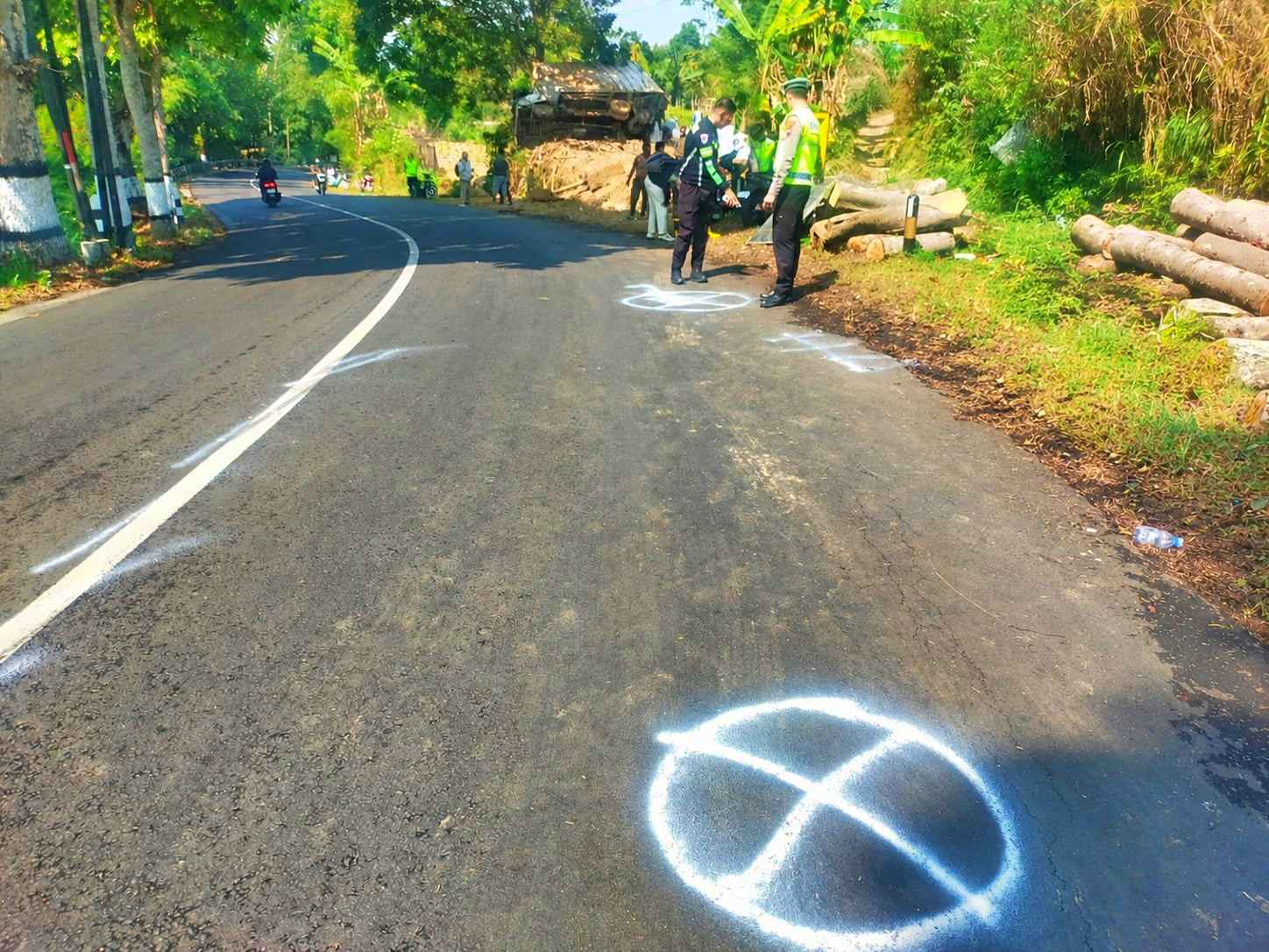 Petugas Satlantas Polresta Magelang saat olah TKP kecelakaan maut di Slumut Pakis Magelang_20 Oktober 2026
