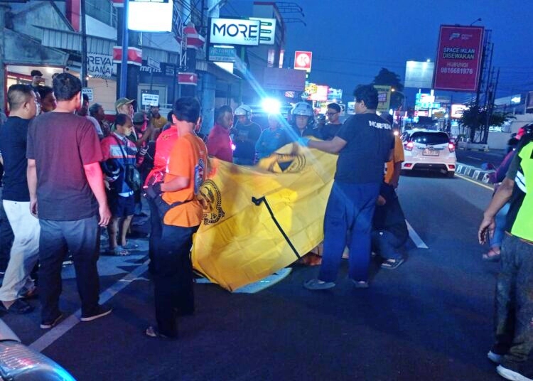 Petugas mengevakuasi pemotor yang meningal di Jalan Magelang Kamis sore