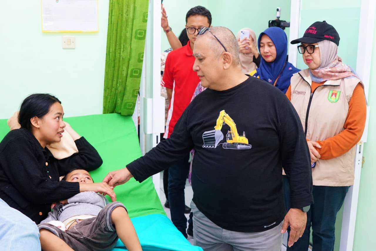 Pj Sekretaris Daerah Kabupaten Magelang David Rudiyanto meninjau korban kasus dugaan keracunan di Puskesmas Kajoran 1