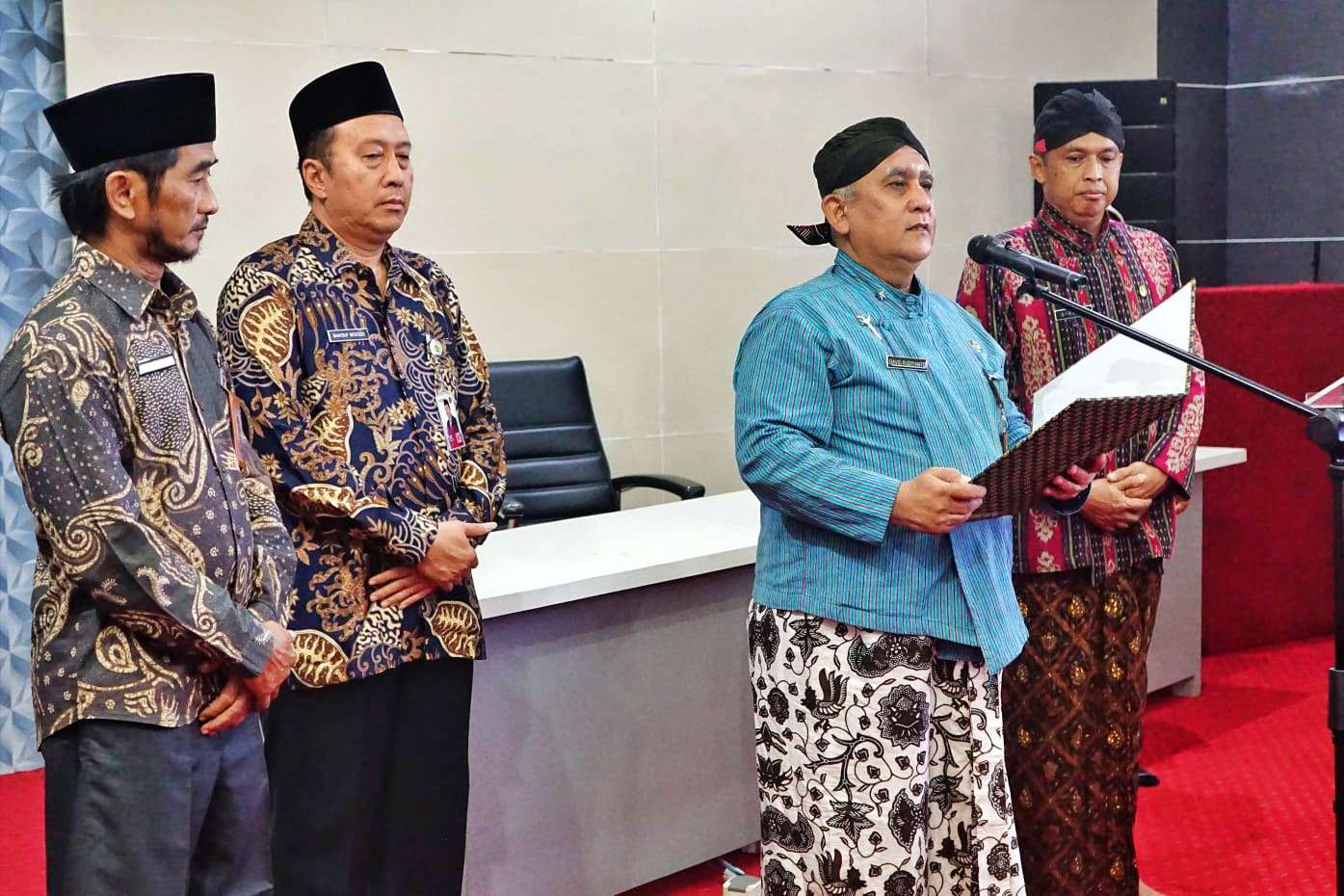 Pj Sekretaris Daerah Kabupaten Magelang David Rudiyanto saat mengukuhkan Dewan Hakim Dan Panitera MTQ, MQK, Festival Rebana Kabupaten Magelang 2026