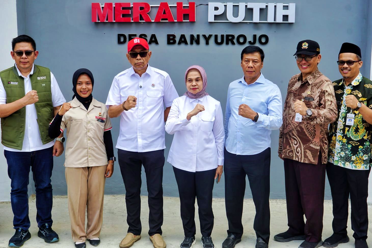 Wamensos RI Agus Jabo Priyono didampingi Wakil Bupati Magelang Sahid memantau operasional KDKMP Desa Banyurojo, Mertoyudan