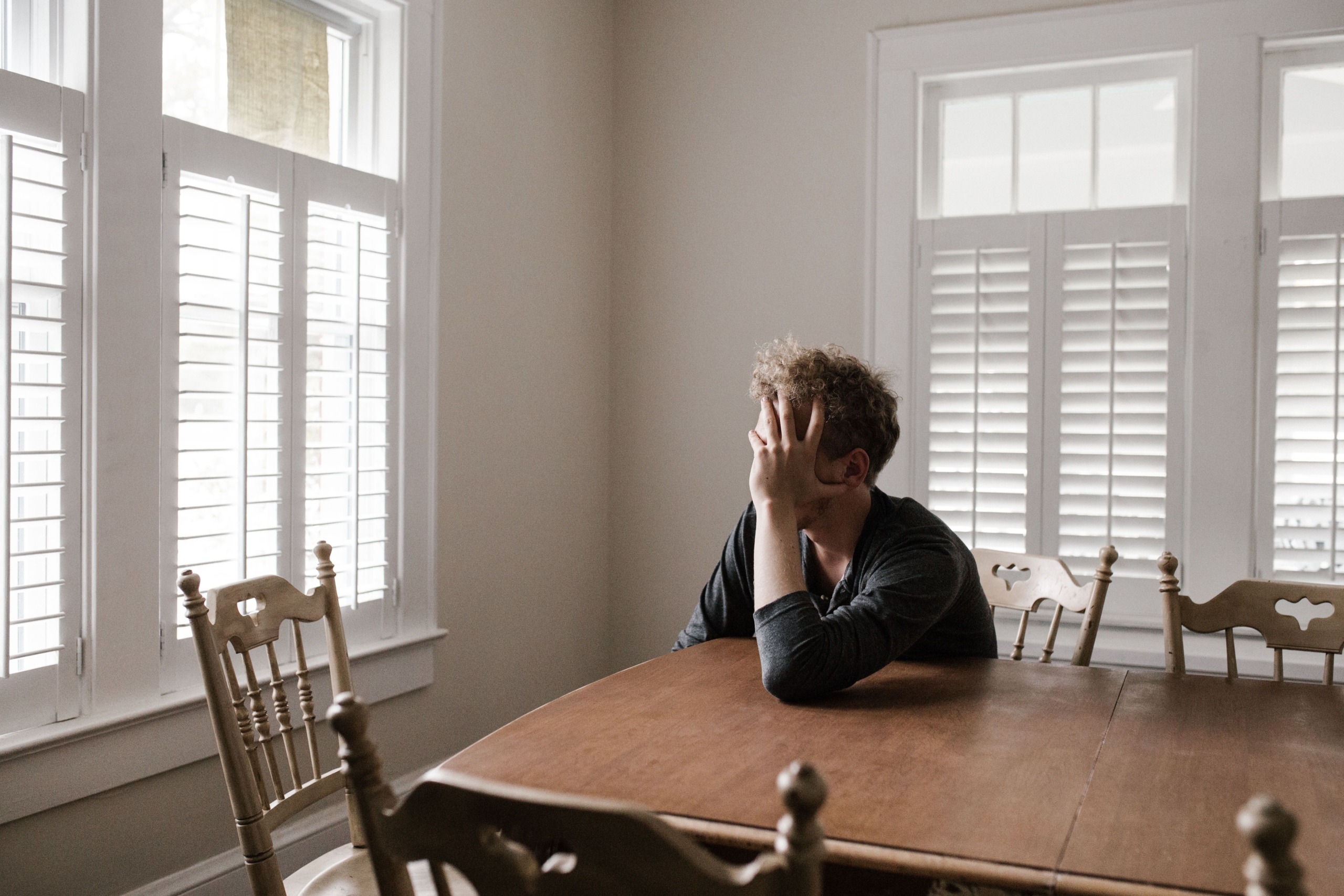Memahami 5 Stages of Grief, Tahapan Duka dan Cara Menyikapinya Saat Kehilangan